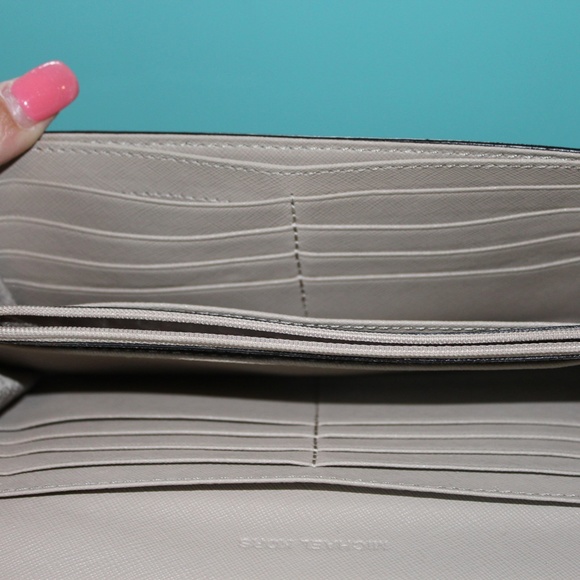 Michael Kors Wallet - Picture 4 of 5